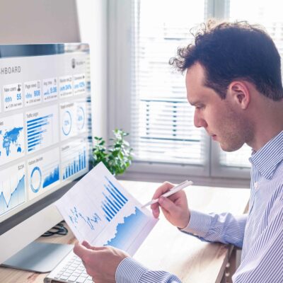 Mann-analysiert-Daten-aus-Google-analytics Mitarbeiter analysiert Daten aus Google Analytics