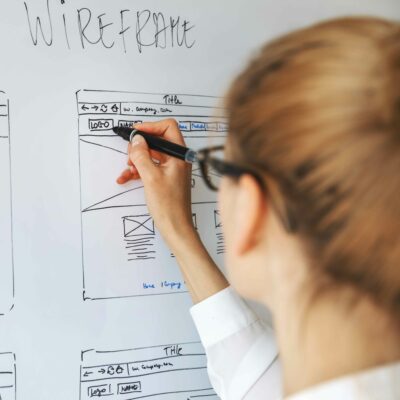 UX-Mitarbeiterin-zeichnet-Wireframe-der-Seite UX-Designer zeichnet Wireframe